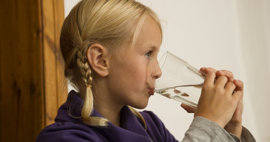 Nicht nur anlässlich des Welttrinkwassertages von letzter Woche stellen sich viele Menschen die Frage, wie es aktuell um das heimische Trinkwasser steht. Die Antwort gibt die Österreichische Agentur für Gesundheit und Ernährungssicherheit (AGES): Eine Übertragung des Corona-Virus über das Leitungswasser ist nicht möglich.