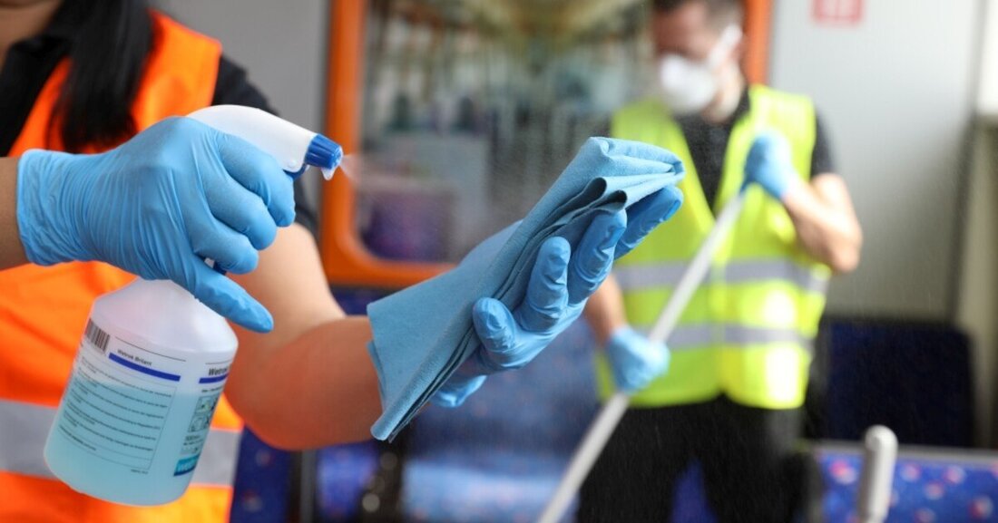 Man geht davon aus, dass öffentliche Bereiche wie Supermärkte, Verkehrsmittel oder Spitäler immer hygienisch und sauber sind. Dafür verantwortlich sind 54.000 Reinigungskräfte, die meistens dann arbeiten, wenn die meisten zu Hause sind oder Feierabend machen. Die Selbstverständlichkeit mit der man ihre Arbeit bewertet, macht der gesamten Berufsgruppe zu schaffen.