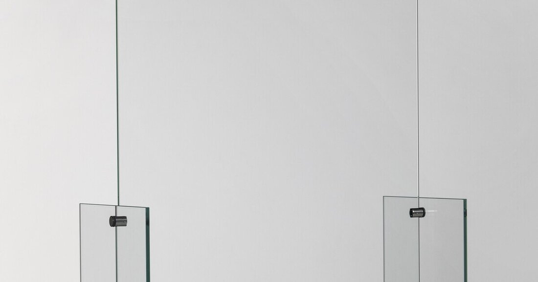 Schutzverglasungen vor Niesen, Husten und sonstiger Tröpfcheninfektion sind aktuell ein wichtiger Bestandteil der Aufträge von Glaserbetrieben. Der dafür gerne genutzte Begriff „Spuckschutz“ ist aber eine eingetragene Marke und darf in der Kundenkommunikation nicht verwendet werden.