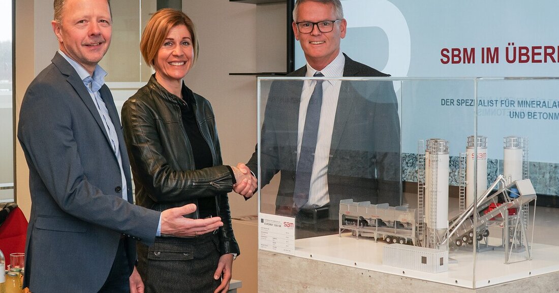 SBM Mineral Processing übergibt originalgetreues Lehr-Modell einer supermobilen Betonmischanlage an die Berufsschule für Transportbetontechnik und Betonfertigungstechnik in Freistadt.