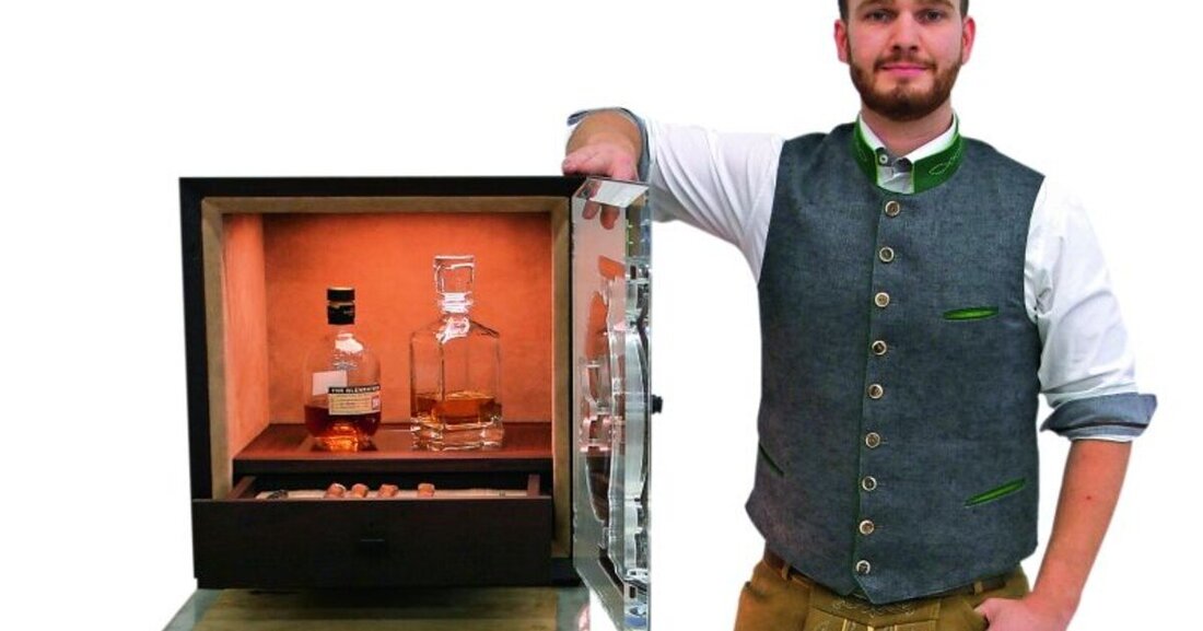 Thomas Mosers Meisterarbeit ist ein hochformatiges Barmöbel mit eigens entwickeltem Sperrmechanismus. 