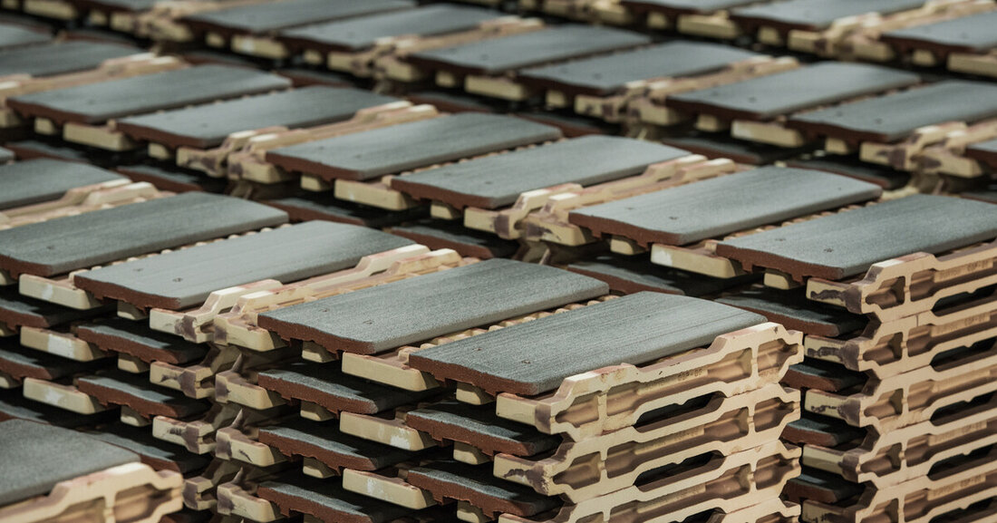 Die Corona-Krise hat einiges an gewohnt Verfügbarem eingeschränkt. Wie sieht es in der Dachbranche aus: Wird nach wie vor produziert? Sind alle Produkte erhältlich? Kommt es zu Lieferverzögerungen? Sind die Kundenbetreuer erreichbar? Wir haben bei Zulieferindustrie und Großhandel nachgefragt. (Stand 23.04.2020)