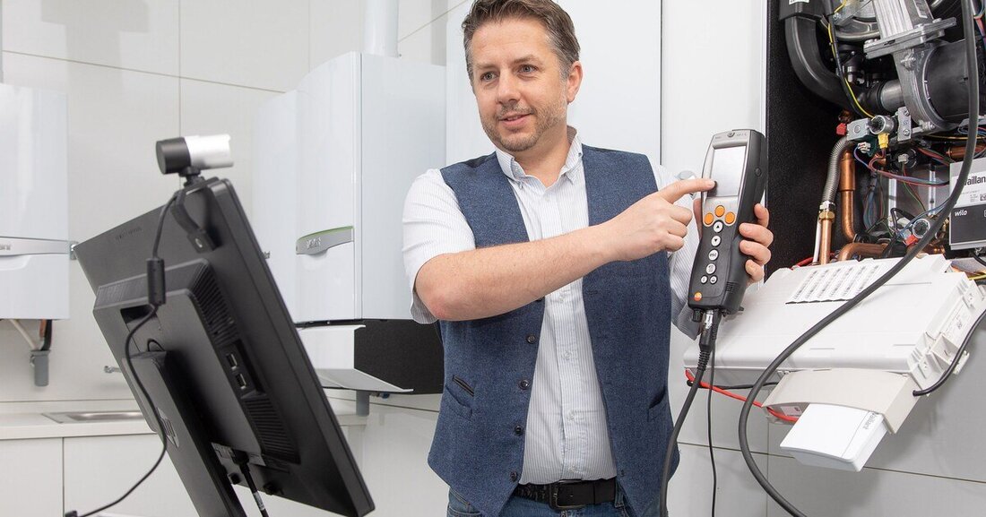 Vaillant bietet aktuell 24 unterschiedliche Online-Schulungen gratis an. Die inhaltliche Bandbreite dieser Webinare reicht von den Grundlagen für Wärmepumpen, Gas-Brennwertgeräten oder Klimageräten bis hin zu detaillierten Trainings zu den einzelnen Heizsystemen.