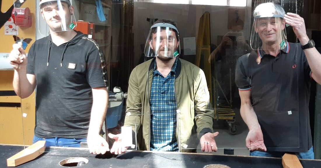 Die Gmünder Glaserei Thomas Eigenschink durfte rund 1.500 Büro-Arbeitsplätze in den niederösterreichischen Bezirkshauptmannschaften mit Schutzverglasungen gegen Coronaviren ausstatten. Ein Riesenauftrag. Die Lieferung und Montage wurde gemeinsam mit drei Glaserbetrieben und einer Tischlerei aus der Region in nur zwei Wochen abgewickelt.