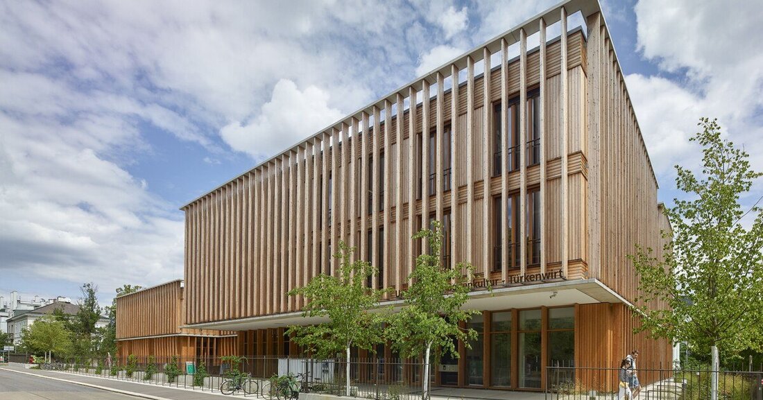 Der klimaaktiv Gebäudestandard zählt europaweit zu den erfolgreichsten Gütesiegeln für nachhaltiges Bauen und Sanieren. Der aktuelle Gebäudereport unterstreicht die zunehmende Bedeutung von hochwertigen Sanierungen und energieeffizienten Neubauten.