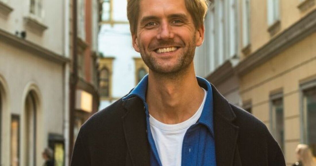 Planen für hohe Lebensqualität: Sigurd Larsens Architektur zeigt minimalistisch elegante Finesse und genügt nebenbei hohen Ansprüchen an Nachhaltigkeit. Ende April wurde der Dortmannhof, das Domizil einer Musikerfamilie in Essen, fertiggestellt. Innerhalb des bestehenden, denkmalgeschützten Gebäudes von 1791 wurden neue, ­flexible Strukturen in einer 15 Meter hohen Scheune eingepasst, die wieder entfernbar sind, und Wohn- und Arbeitsräume geschaffen. Im Gespräch mit FORUM spricht Larsen über die Herausforderung von Rahmenbedingungen, Ansprüche an Ästhetik und kreative Freiheit. Susanne Karr im Gespräch mit Sigurd Larsen