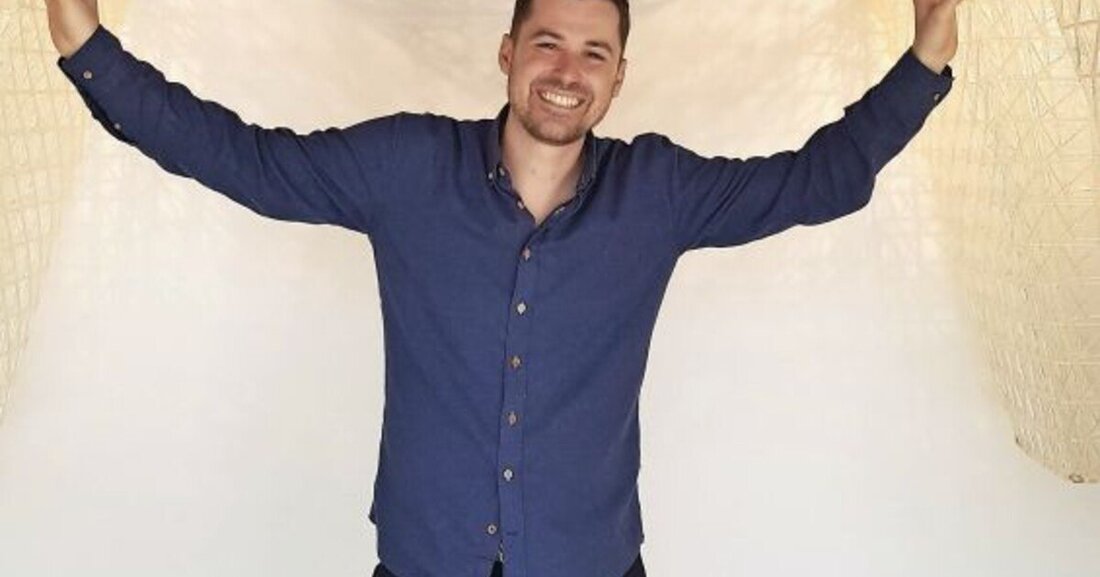 Evolutionäre Algorithmen nützen: Arthur Mamou-Manis Werke umfassen Architektur, Pop-up-Installationen, Einzelhandel, Innenarchitektur, alle unter Verwendung digitaler Fabrikation. Ein Hauptmerkmal in seinem Werk sind die exquisiten Details – oft aus Holz – und die Bedeutung des Lichts. Eine seiner jüngsten spektakulären Interventionen temporärer Architektur wurde beim Burning Man Festival 2019 präsentiert. Wir trafen ihn letzten Herbst anlässlich seines Aufenthalts in Wien bei seinem Vortrag „Towards a ­Circular Architecture“, der von Bauwerk Parkett organisiert wurde. Susanne Karr im Gespräch mit Arthur Mamou-Mani