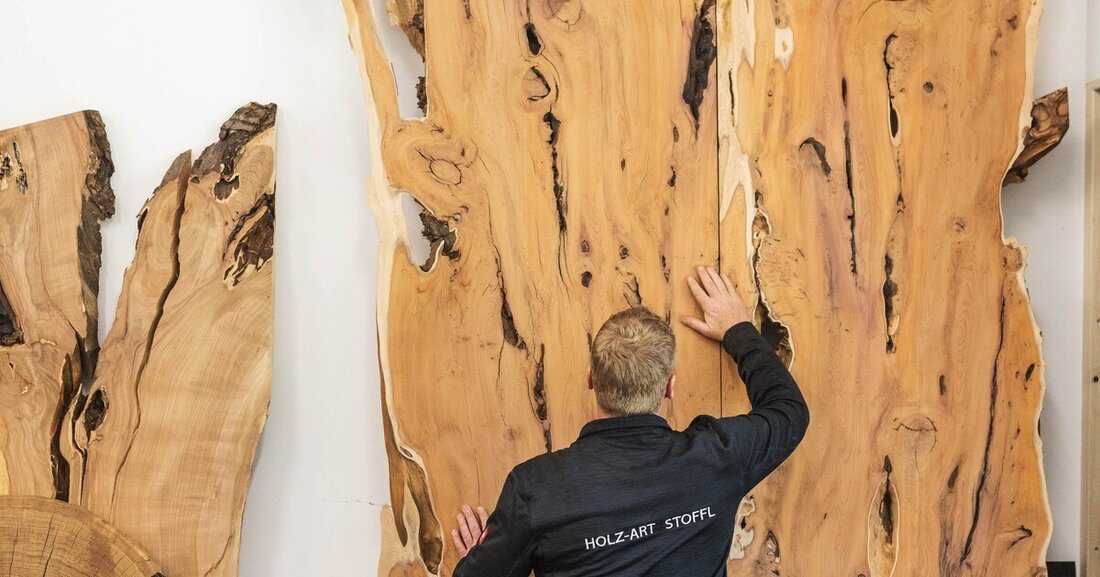 Die Spezialität von Holzart Stoffl in St. Anton am Arlberg sind großformatige Tische aus edlen Naturhölzern.