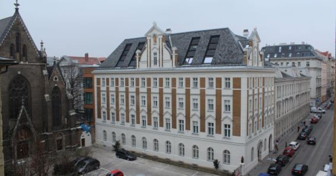 Historische Gebäude machen etwa 30 Prozent des europäischen Gebäudebestands aus und sind EU-weit für mehr als ein Drittel des Gesamtenergieverbrauchs im Wohnsektor verantwortlich. Architekten und Bauherren fehlen jedoch oft Informationen darüber, wie sich historische Gebäude sanieren lassen, ohne deren ästhetische und historische Werte zu beeinträchtigen. Auf der internationalen Online-Forschungsplattform „Renovating Historic Buildings Towards Zero Energy“ sind anhand des Historic Building Energy Retrofit Atlas (HiBERATLAS) nun Beispiele erfolgreich sanierter, denkmalgeschützter Gebäude zu sehen.