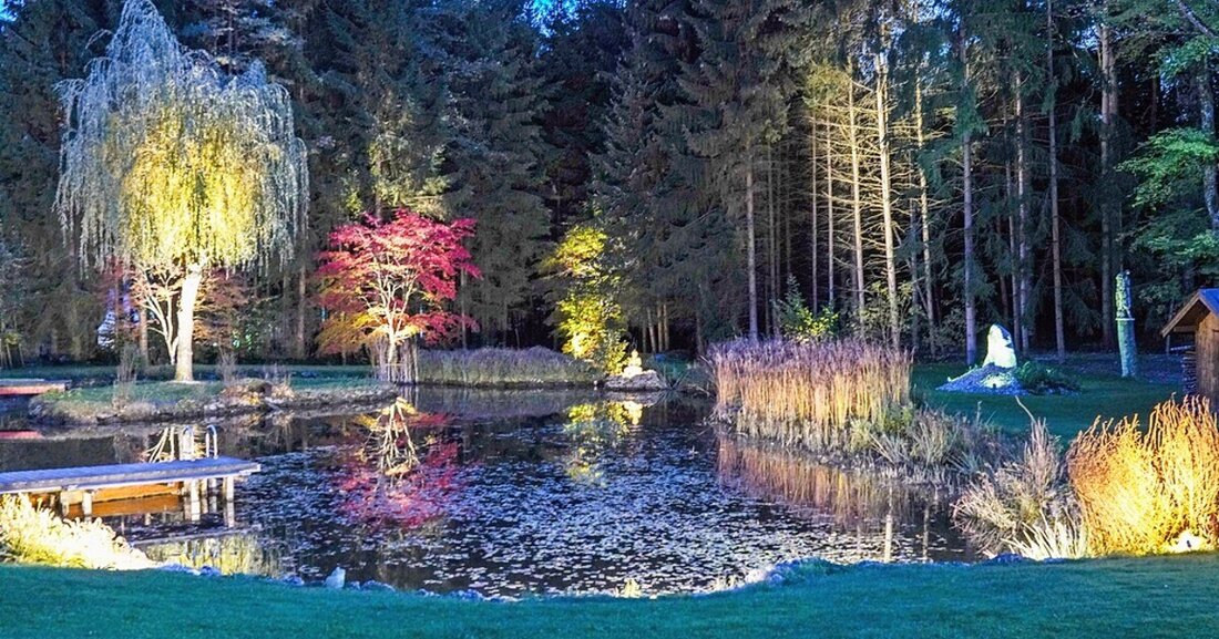 Karl Sailer gilt seit 40 Jahren als Geheimtipp für die Gestaltung anspruchsvoller Gärten und Sonderprojekte von Wien bis Kitzbühel. Seine Liebe zur Gartengestaltung hat er von seinem Vater, Karl Sailer Senior, Österreichs Pionier für den Naturpoolbau, der ihm 2003 den Familienbetrieb übergeben hat. Seine Privatkunden oder die für die Hotellerie gestalteten Projekte wurden mehrfach ausgezeichnet. Wir haben Karl Sailer im Rahmen der Neugestaltung des Schaugartens in Pöndorf besucht und zum Gespräch getroffen. Christine Müller im Gespräch mit Karl Sailer