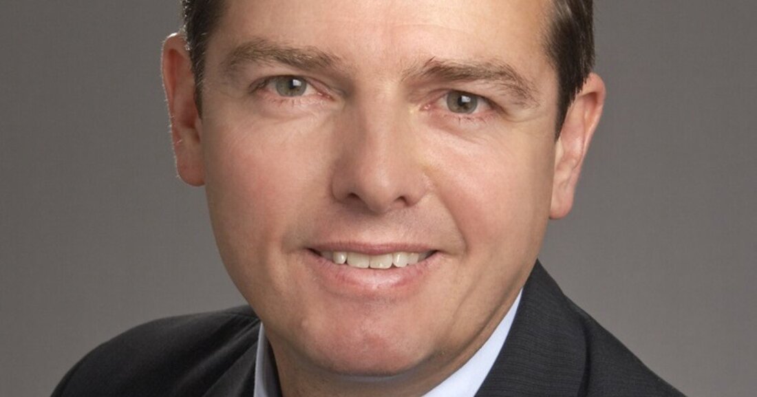 Mit der Erfindung der Silikatfarbe durch Adolf-Wilhelm Keim und deren Patentierung 1878 wurde ein Meilenstein im Bereich der Anstrichstoffe gesetzt. Silikatfarben begleiten die Architekturgeschichte des 20. und 21. Jahrhunderts: vom Historismus über den Jugendstil und das Bauhaus bis zu den spektakulären dekonstruktivistischen Bauwerken der Gegenwart. Sie begeistern seit Generationen Architekten, Handwerker und Künstler, und finden überall dort Anwendung, wo hohe ästhetische, gesundheitliche und bauphysikalische Ansprüche an Architektur und Farbe gestellt werden. Aus gestalterischer, ökologischer wie auch aus bauphysikalischer Sicht gewinnt die richtige Wahl des Oberflächenmaterials zunehmend an Bedeutung. Algenbildung auf WDVS, frühzeitiges Abwitterungsverhalten, Verschmutzungsneigung von Anstrichen, Feuchtehaushalt von Fassaden, Schimmel,..