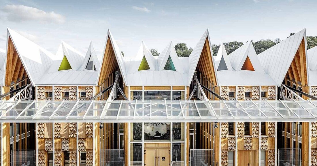 Die französischen Architekten Patrick Bouchain und Bastien Lechevalier entwickelten und realisierten eine „Maison“, ein Zuhause für das Unternehmen „Nature et Découvertes“. Das unkonventionelle Gebäude besteht aus 15 kleinen Häusern. Erbe, Moderne und Natur sind in das Konzept eingeflossen. Der Auftrag war mit großen Herausforderungen verbunden – auch für die Handwerker.