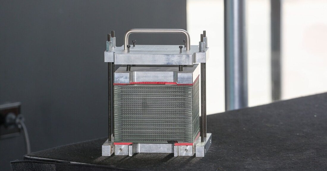 Im Rahmen einer Kooperation zwischen dem IWO und der AVL List entsteht derzeit Europas innovativste Power-to-Liquid-Anlage. Diese wird nach Fertigstellung (innerhalb der nächsten 24 Monate) Wasserstoff in Verbindung mit Kohlendioxid in synthetische Brennstoffe umwandeln, und zwar zu einem durchaus konkurrenzfähigen Literpreis von ca. zwei Euro (vor Förderung).