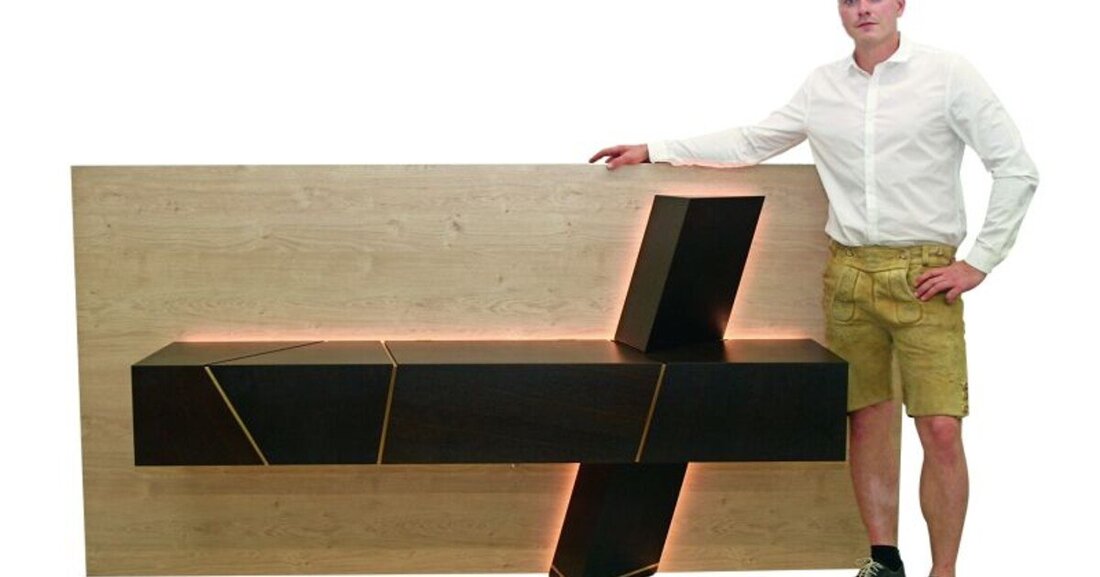 Bernhard Besser hat sein edles Sideboard mit aufwendiger Klappenhalterung und geheimen Innenelementen ausgestattet.  