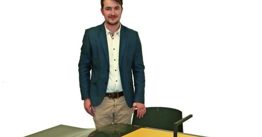 Klaus Reitinger hat seinen Schreibtisch mit zwei kontrastierenden Gestaltungsansätzen zweigeteilt.