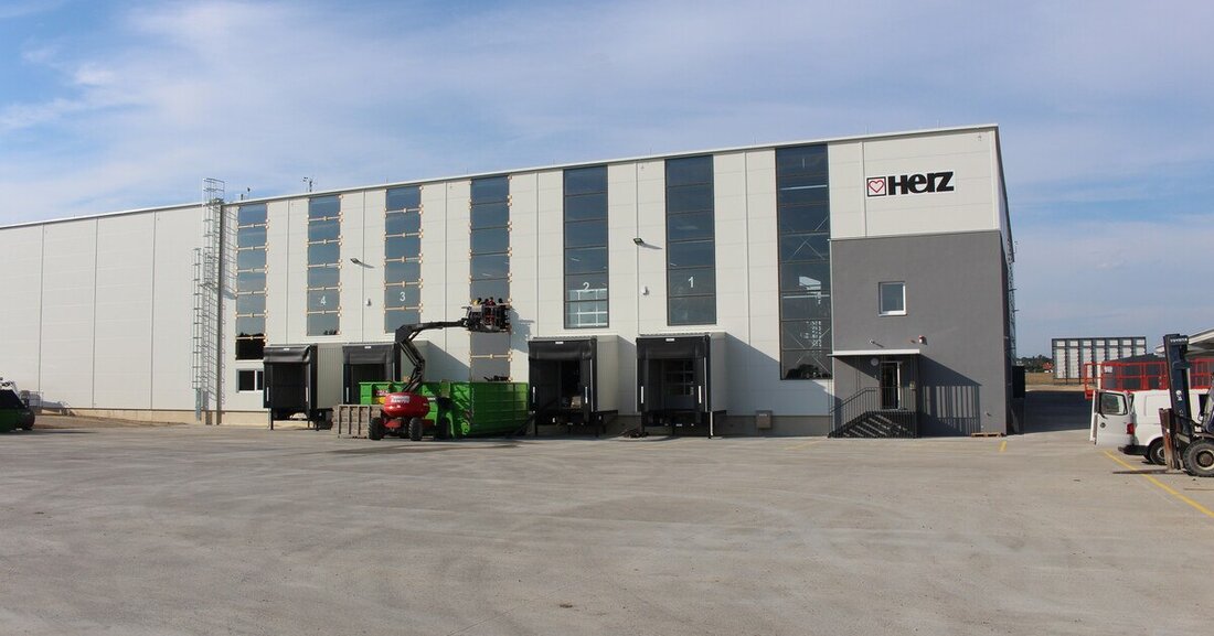 Nachdem in den letzten Jahren die Lagerkapazitäten bei Herz Armaturen immer weniger wurden, begannen Anfang Jänner die Bauarbeiten für ein neues Zentrallager im niederösterreichischen Günselsdorf. Dieses wurde jetzt übergeben.