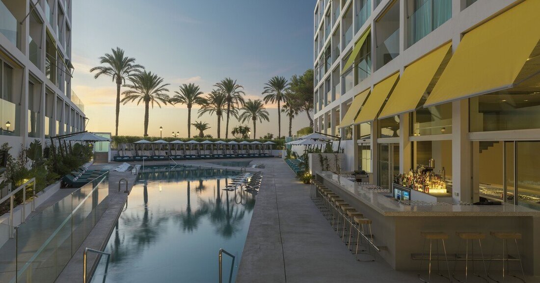 „W Hotels Worldwide“, eine Marke von Marriott International, hat das mit Spannung erwartete „W ibiza“ an der palmengesäumten Promenade von Santa Eulalia eröffnet.