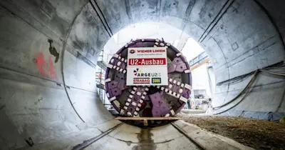 Riesige Tunnelvortriebsmaschine wühlt sich durch Wien