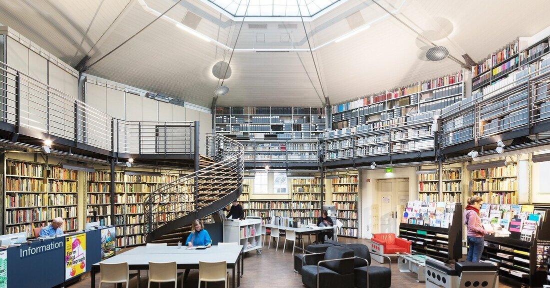 Zur Erinnerung an den Gründer und langjährigen Direktor verlieh das AzW den Namen „Dietmar Steiner Bibliothek“.