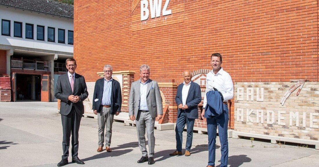 Die Bauakademie OÖ wird um einen mit einem massiven Neubau erweitert. In das neue Bau.Wissens.Zentrum werden rund neun Millionen Euro investiert. 