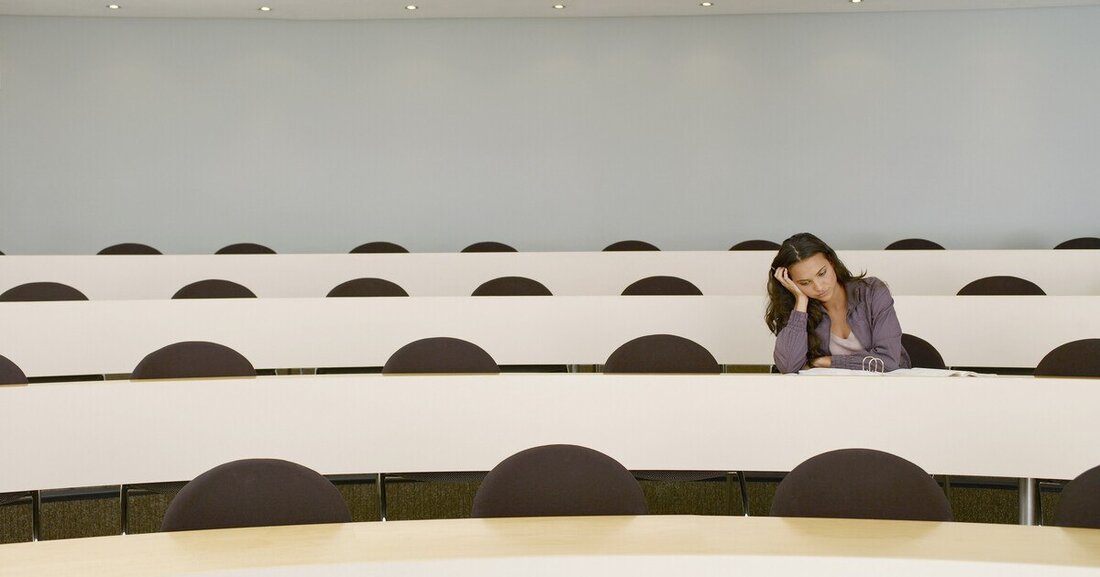 Distance Learning - was so verlockend nach Urlaub auf Balkonien klang, entpuppte sich bald als virtuelle Abwärtspirale. Das gilt sowohl für die Studierenden, als auch für die ­Lehrenden. von Yoko Rödel