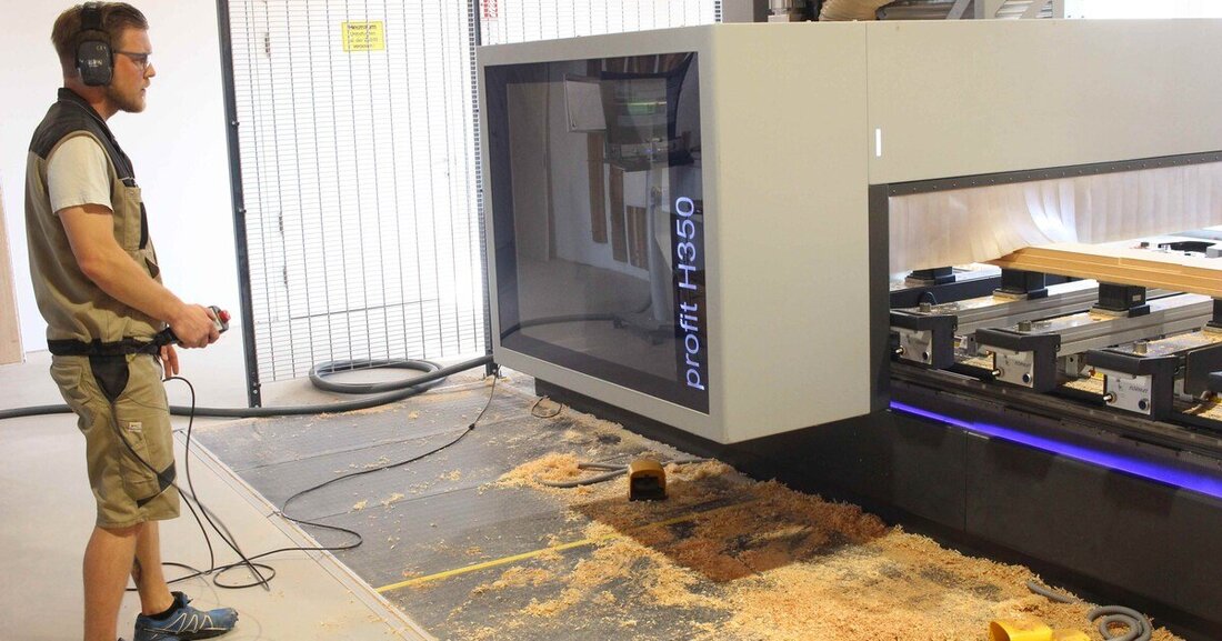 Ohne einschlägige Erfahrung wagten zwei oberösterreichische Tischlerbetriebe den Einstieg in die Welt der CNC-Bearbeitung. 