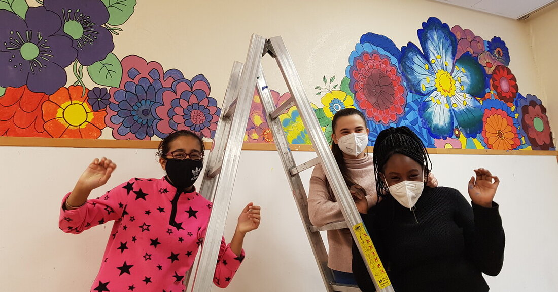 Mit der Teilnahme am "Grau raus bunt rein" Malwettbewerb haben Schüler*innen in Wien ihre Schulen und damit die Welt verschönert.