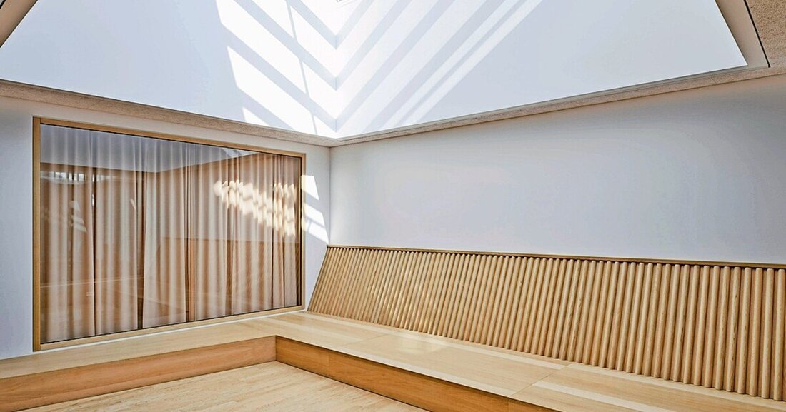 Die Volksschule Bütze in Wolfurt bei Bregenz ist ein Paradebeispiel eines zukunftsfähigen Schulbaus, der nicht nur durch den naturbelassenen Charme der Holzfassade besticht, sondern auch aufgrund der hervorragenden visuellen Raumqualitäten überzeugt. von Yoko Rödel 