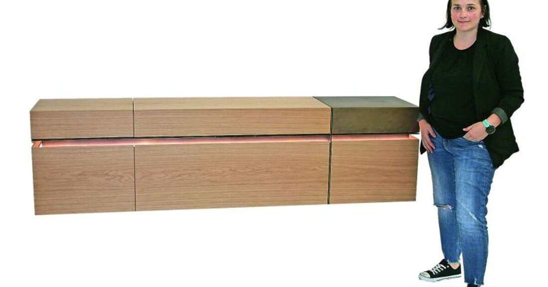 Das Hänge-Sideboard von Alexandra Prehal kombiniert ein klar gestaltetes Äußeres mit vielfältigen Öffnungsfunktionen.