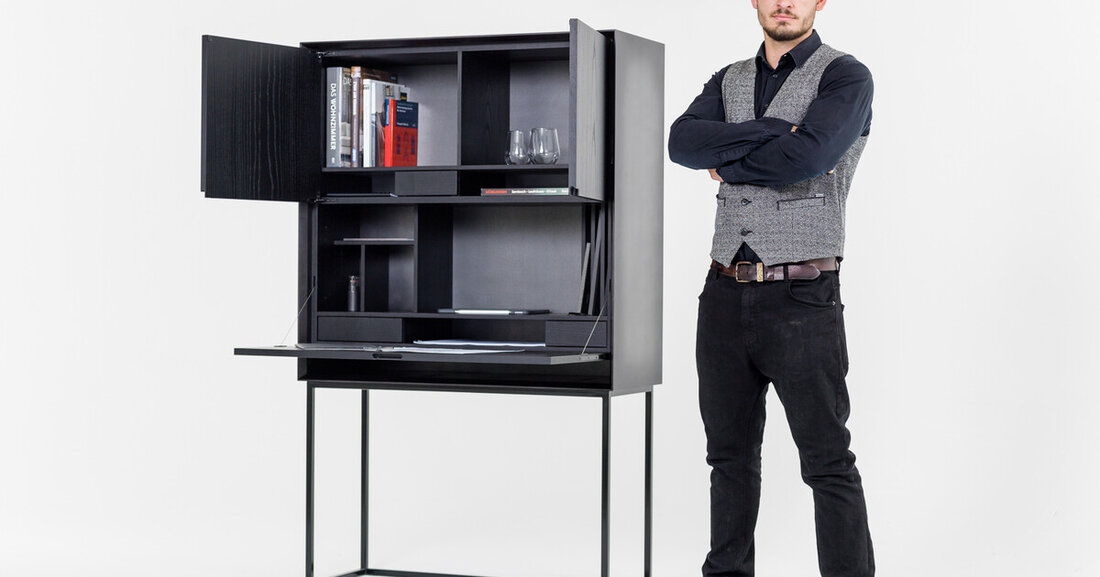 Das Meisterstück von Domink Bund ist ein kompakter Sekretär, mit filigranem Gestell aus Schwarzstahl-Vierkantrohren.