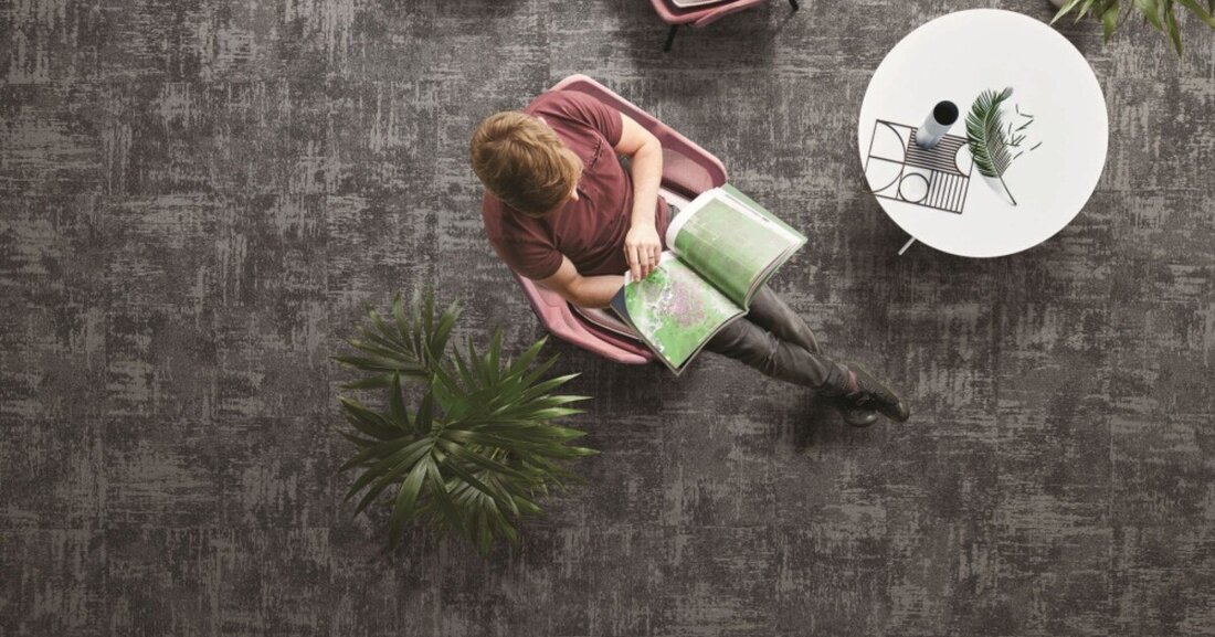 Das Bodenbelagsunternehmen Interface ist im Finale für den Deutschen Nachhaltigkeitspreis „Design“, und zwar mit seiner Teppichfliesenkollektion „Conscient“. Diese verspricht, die Raumluft zu verbessern.