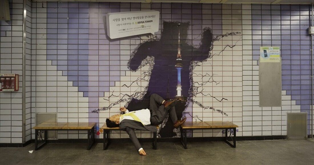 Von 3. März bis 7. April 2021 präsentiert das HDA mit der Ausstellung "Homo Urbanus – A Citymatographic Odyssey" die rennomierten Filmarbeiten von Ila Bêka & Louise Lemoine.