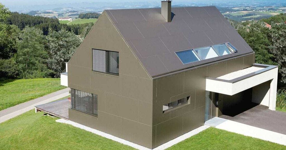 Zeitgemäße Architektur im Mühlviertel, das klingt nach einem Widerspruch. Doch wer am Ortsrand von Eidenberg auf den Hang blickt, kann schon aus der Ferne futuristisches Design und eine glitzernde Aluminiumfassade erkennen.