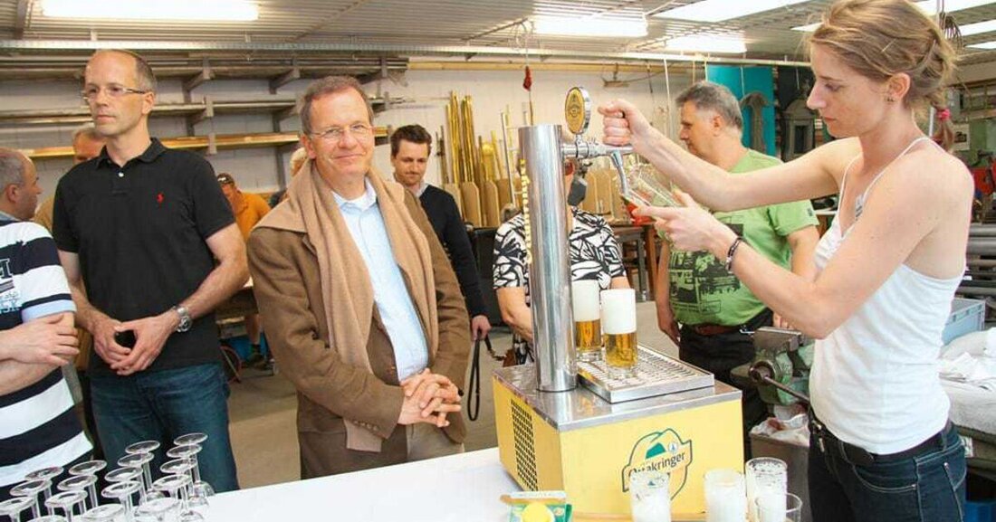 Doppelt so viel Arbeitsfläche und als Draufgabe ein großer und idyllischer Hof – das musste gefeiert werden. Deshalb lud Kunstspengler und Gürtler Ludwig Kyral kürzlich Kunden, Familie und Freunde zur Eröffnung der neuen Werkstatt in die Wiener Cumberlandstraße.