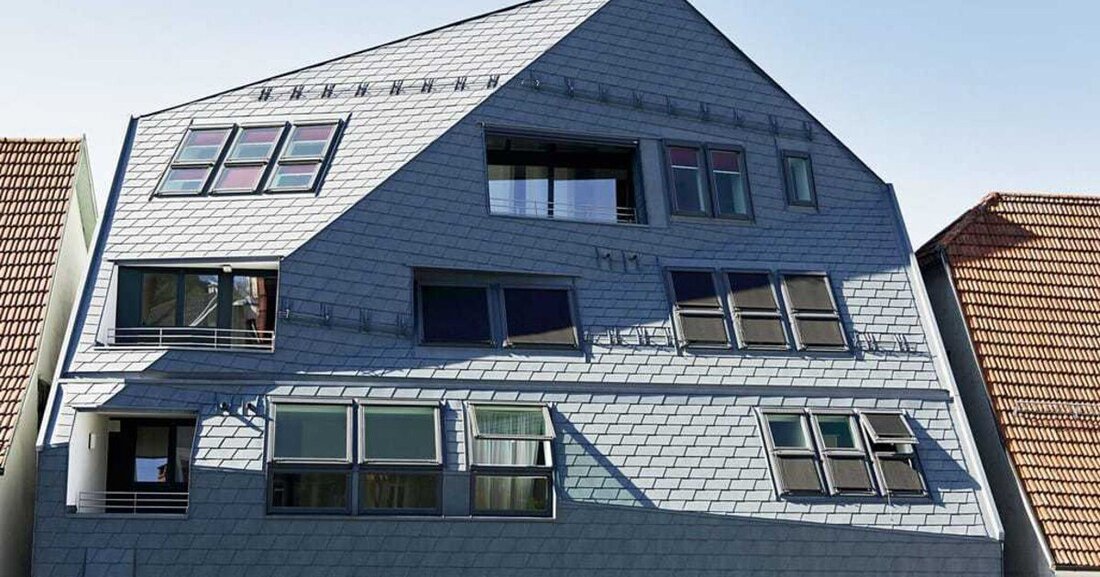 Die Möglichkeiten einer zugleich als Fassade funktionierenden Dachhaut sind eher begrenzt. Vor allem, wenn diese auch noch optisch überzeugen soll. Bei der aluminiumbekleideten Wohngalerie im deutschen Stuttgart ist das meisterhaft gelungen.