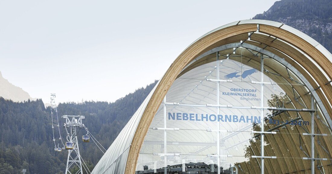 Die Oberstorfer Nebelhornbahn wurde umfassend erneuert – und auch die Talstation erstrahlt im neuen Kleid.