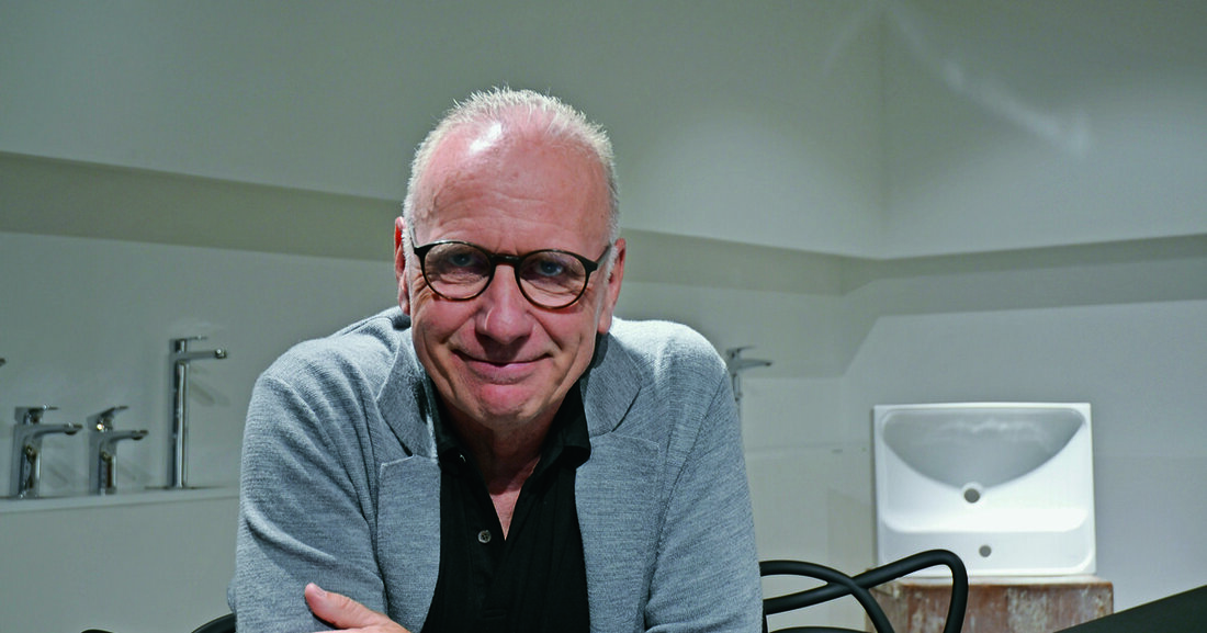 Mit Meda bringt Laufen eine neue Badkollektion. Warum diese kein lautes „Hallo hier“ rufen darf, erklärt Star-Designer Peter Wirz