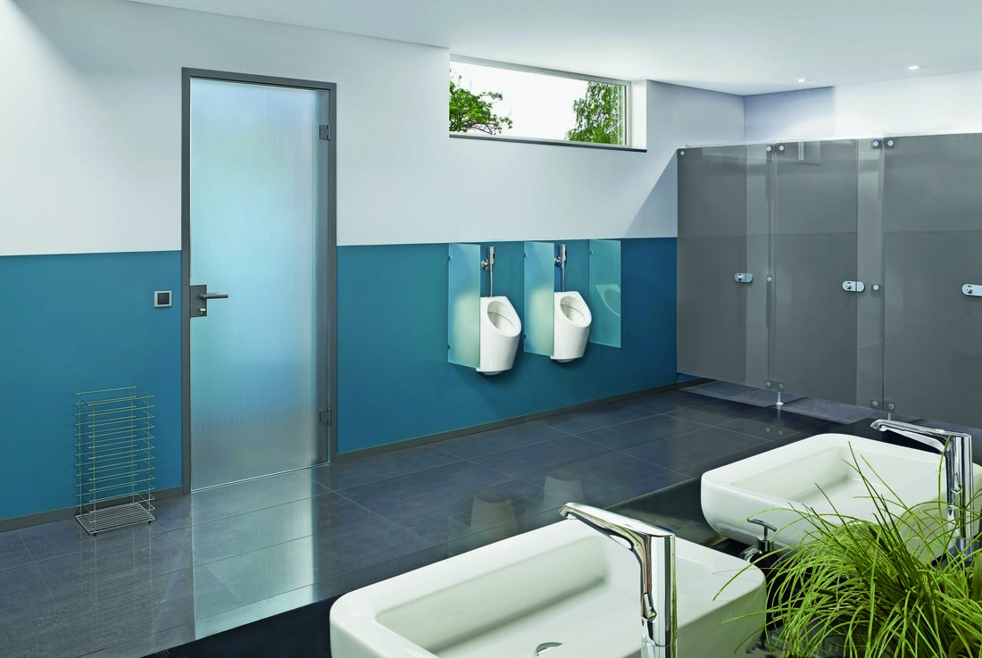 Von grundlegenden Auslegungsmaßnahmen für Trinkwasserinstallationen bis hin zur Ausstattung der Räume gilt es bei der Planung sanitärtechnischer Lösungen für den öffentlichen Bereich wichtige Aspekte zu beachten.