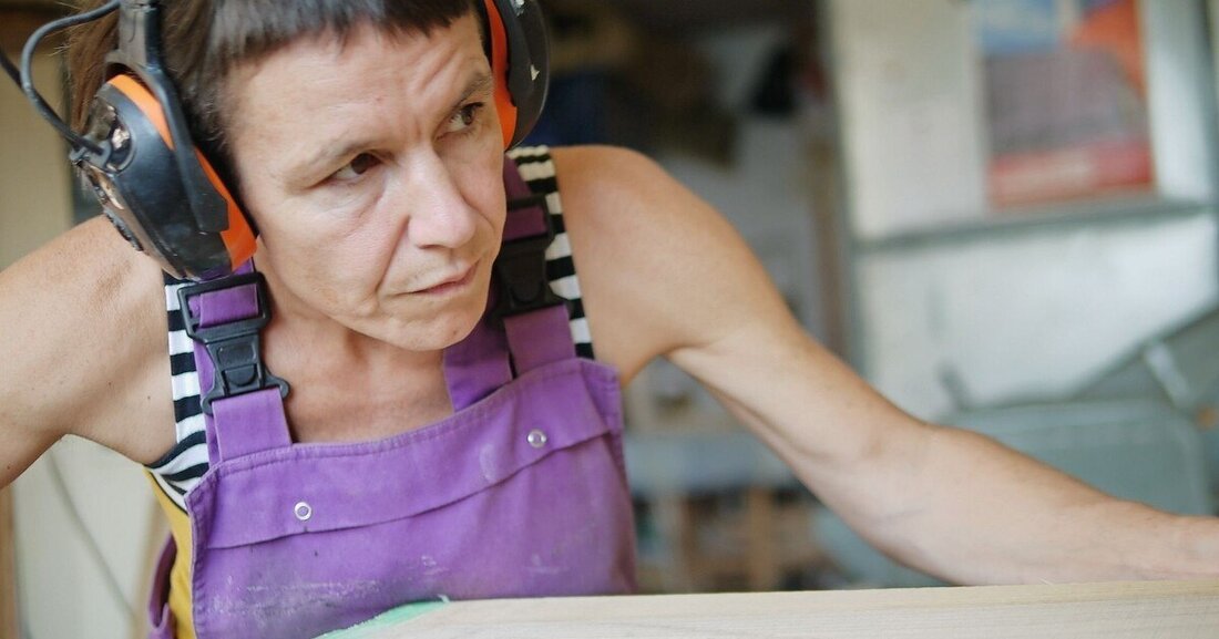 Johanna Schörkhuber realisiert in ihrer Werkstatt Möbelstücke mit höchsten Ansprüchen an Design und ­Material.