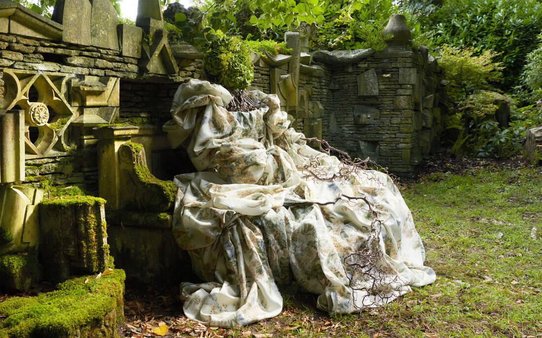 Die neue Tapeten- und Stoffkollektion Highgrove by Sanderson, die britische Designtradition mit natürlicher Eleganz vereint, wurde inspiriert von historischen Entwürfen aus dem eigenen Sanderson-Archiv und den kunstvoll gepflegten Highgrove Gardens.