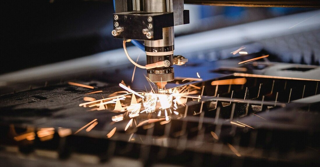 Das Schneiden oder Kennzeichnen von Metallen mittels Lasertechnologie bietet in der Praxis zahlreiche Vorteile.