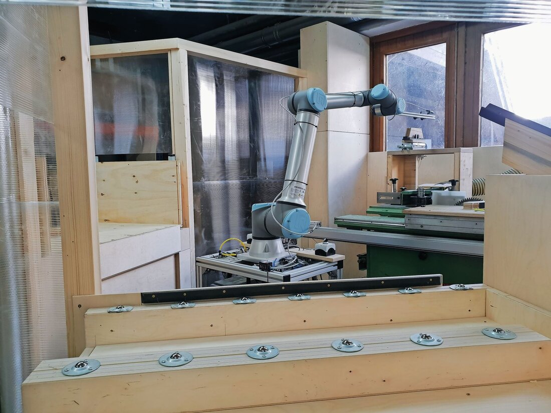 Die Tiroler Tischlerei Hussl Sitzmöbel ist auf hochwertige Stühle und Tische spezialisiert. Um die CNC-Maschine besser auszulasten, wurden zwei Cobots angeschafft.