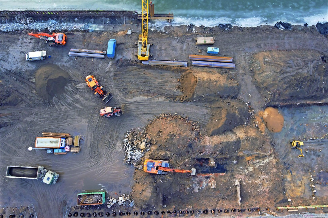 Traditionelle Dieselfahrzeuge prägen heute zwar noch das Bild vieler Baustellen, doch die Hersteller arbeiten intensiv am Wandel.