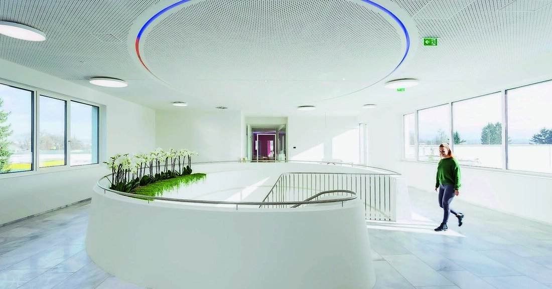 Eine gesündere & umweltfreundlichere Alternative zur Klimawandel ist die „Flächenkühlung“. Idealerweise über Decken und Wände