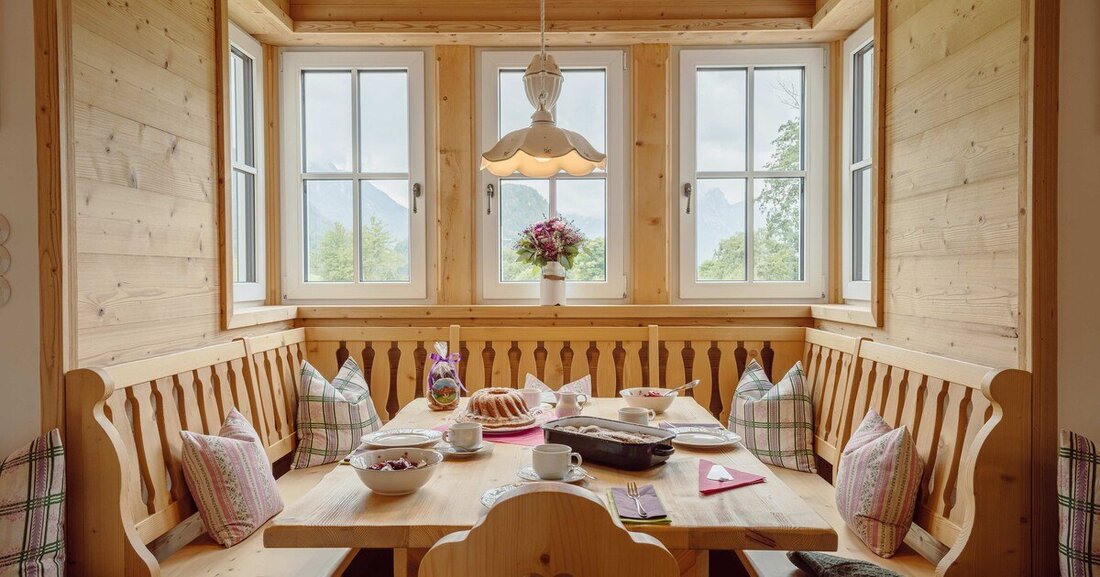 Im neu erbauten Narzissendorf Zloam am Grundlsee spielen massives Fichten- und Zirbenholz eine tragende Rolle.