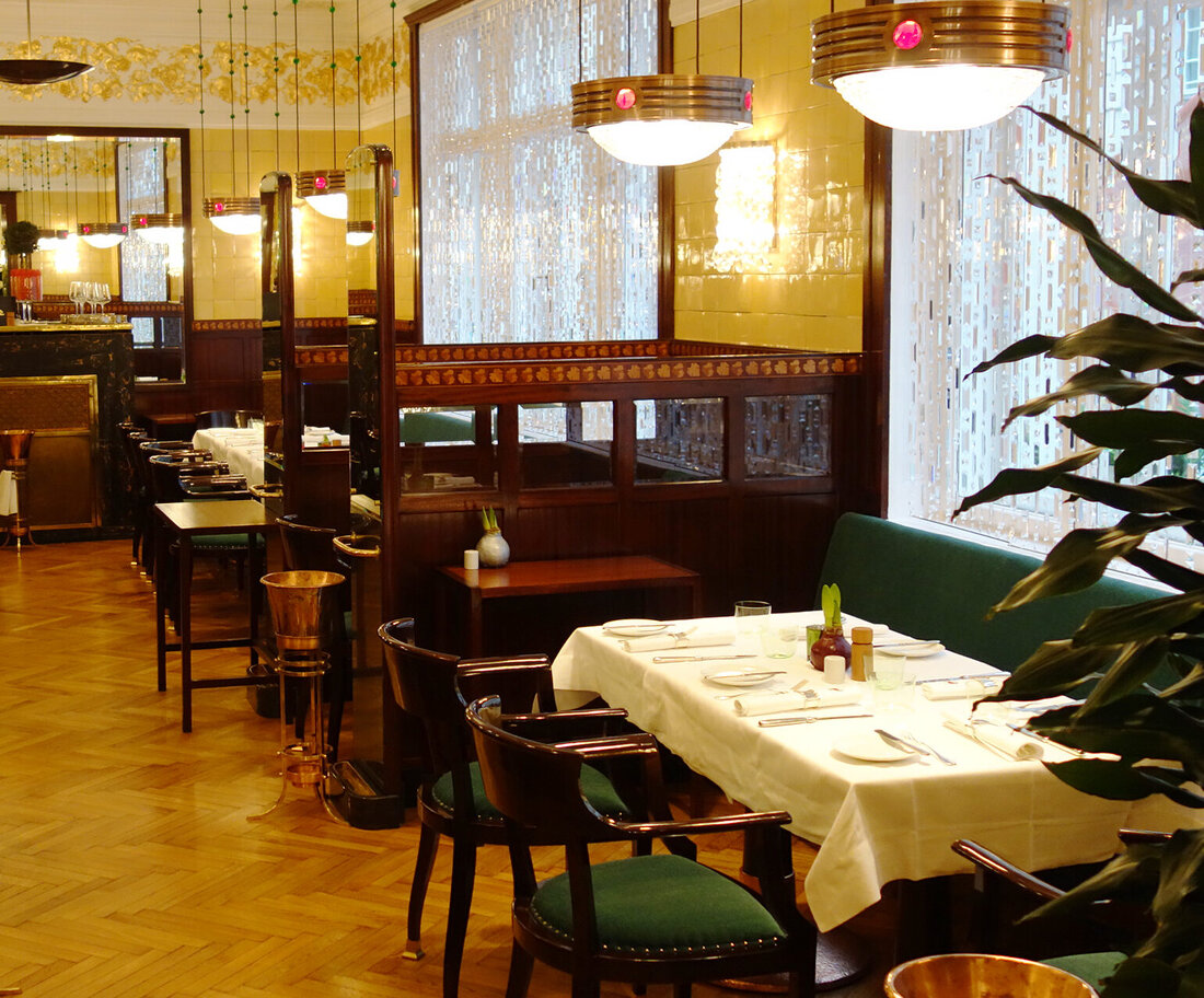 Im Wiener Kultlokal „Zum Schwarzen Kameel“ sorgen die originalgetreuen Nachbauten historischer Hängeleuchten und Einrichtungsgegenstände aus der Werkstatt Ludwig Kyral für das besondere Flair.