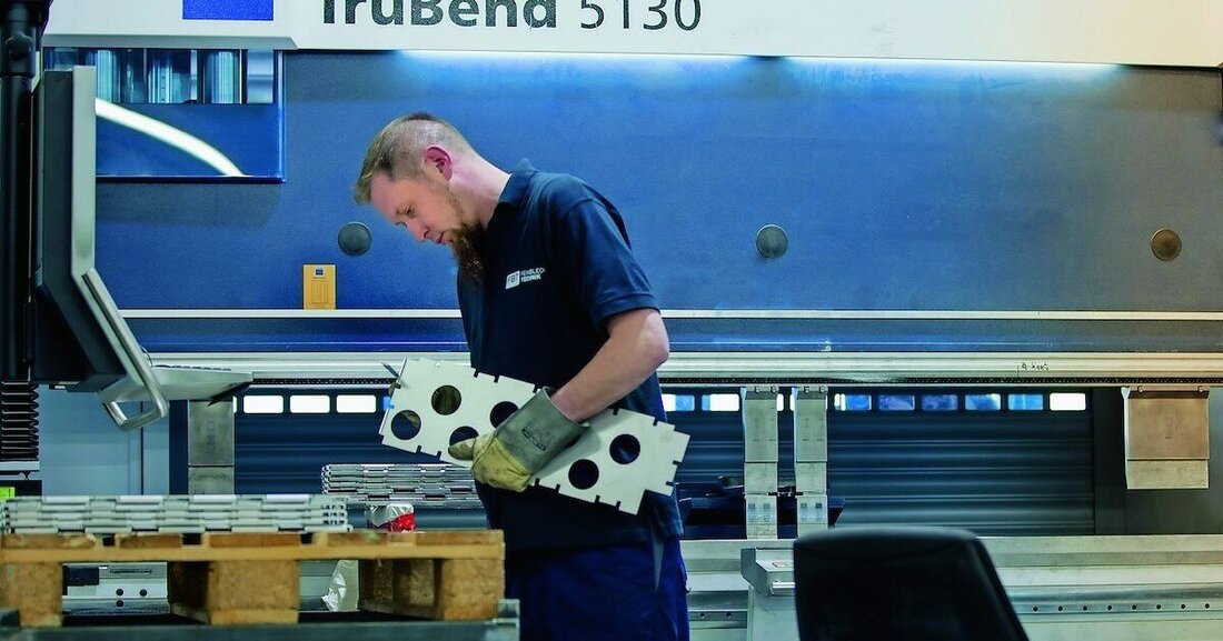 Die Biegetechnik bietet dem Metallbauer eine Reihe an Möglichkeiten – sowohl manuell, als auch vollautomatisiert.