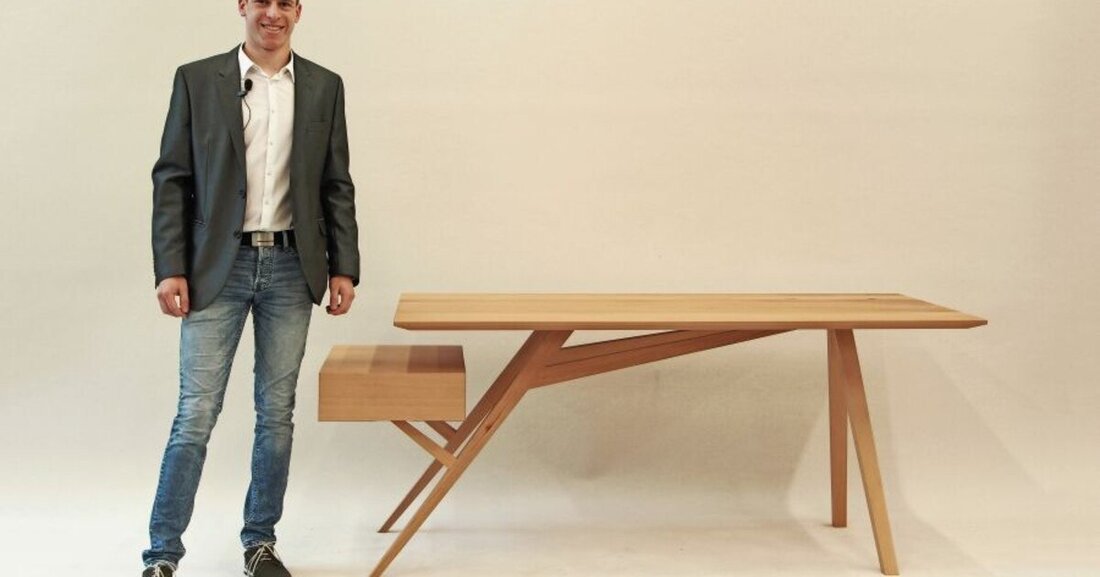 Bei seinem Meisterstück schuf Marcel Huber einen dynamisch geformten Schreibtisch.