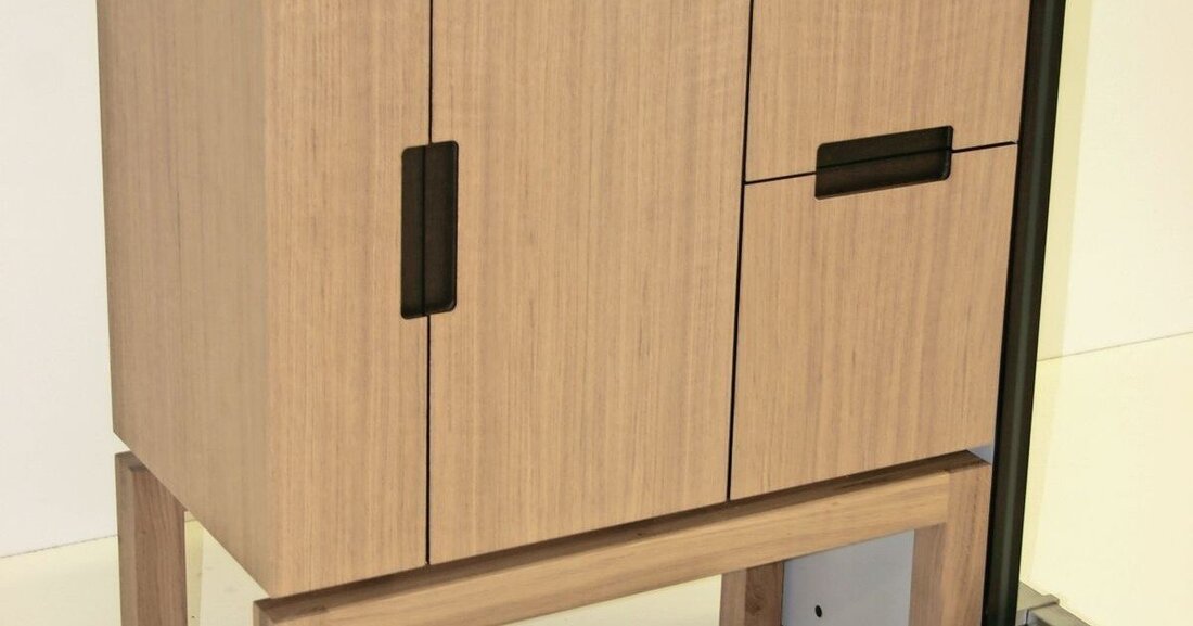 Das Meisterstück, das Christopher Erschen für die Meisterprüfung am Wifi Salzburg und der HTL Hallein entworfen hat, verstaut nicht nur Gläser und Getränke, sondern lädt auch
zum Verweilen ein.