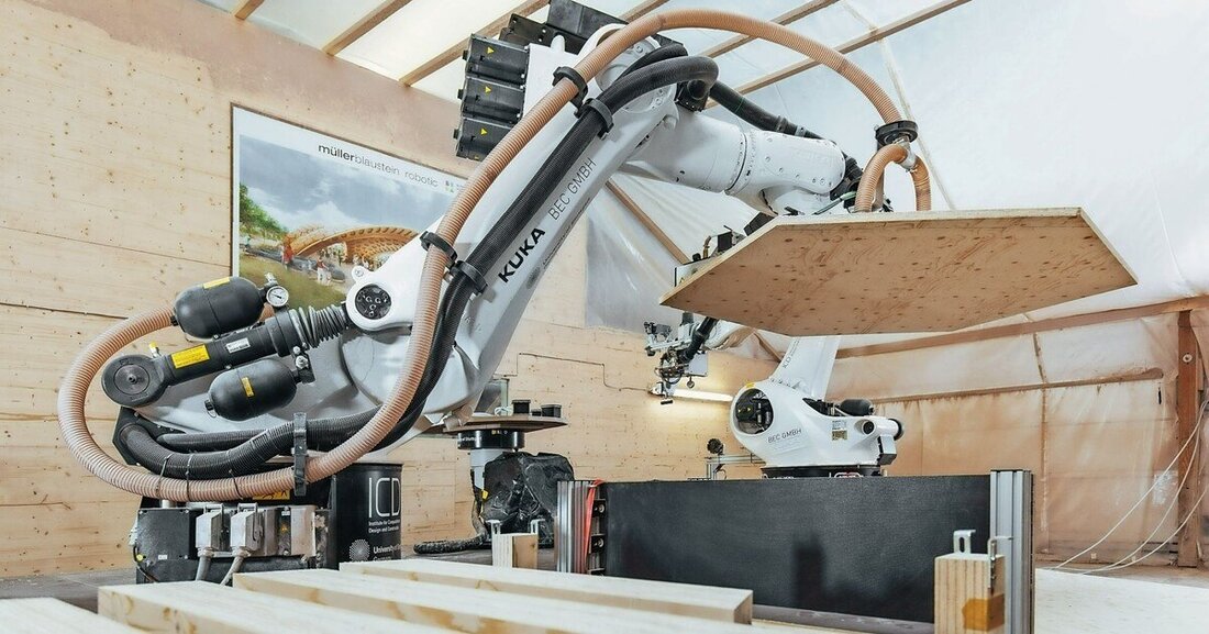 Industrieroboter: Auch in Tischlereien kann die hochmoderne Technologie traditionelle Handwerkskunst sinnvoll ergänzen.